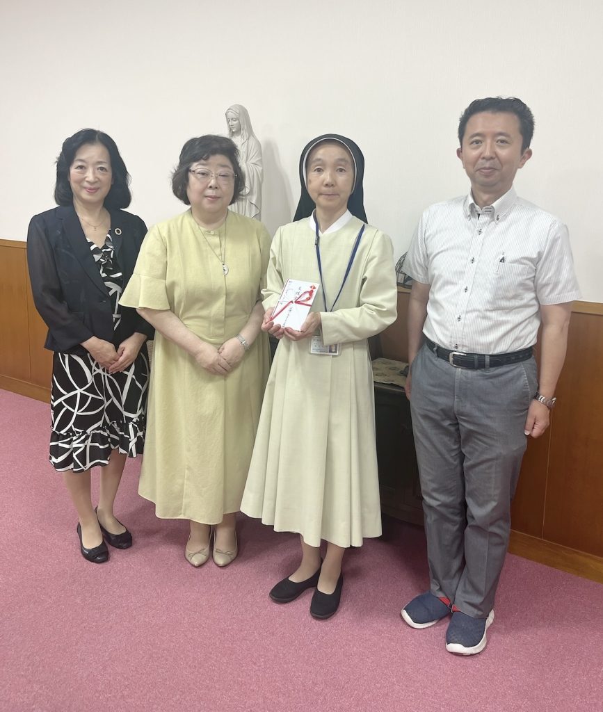 7月28日、純心女子高等学校ミゼリコルディア部を訪問。今期の支援金を贈呈いたしました。
前年度の支援金をもとにした活動の取組みや、現在の部の状況などについて詳しいお話をいただきました。
若い世代の皆様が自主的な奉仕活動などを通じて貴重な社会経験を積み、地域との繋がりを大事にされているご様子を頼もしく思いました。